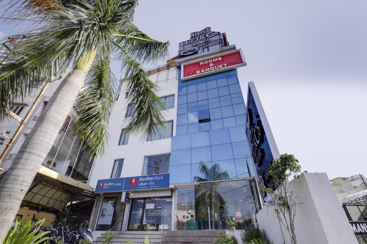 Oyo Hotel Dash Vadodara Ngoại thất bức ảnh