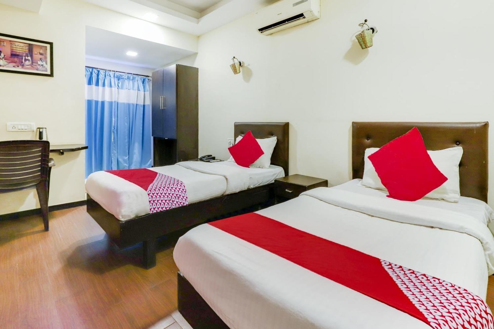 Oyo Hotel Dash Vadodara Ngoại thất bức ảnh