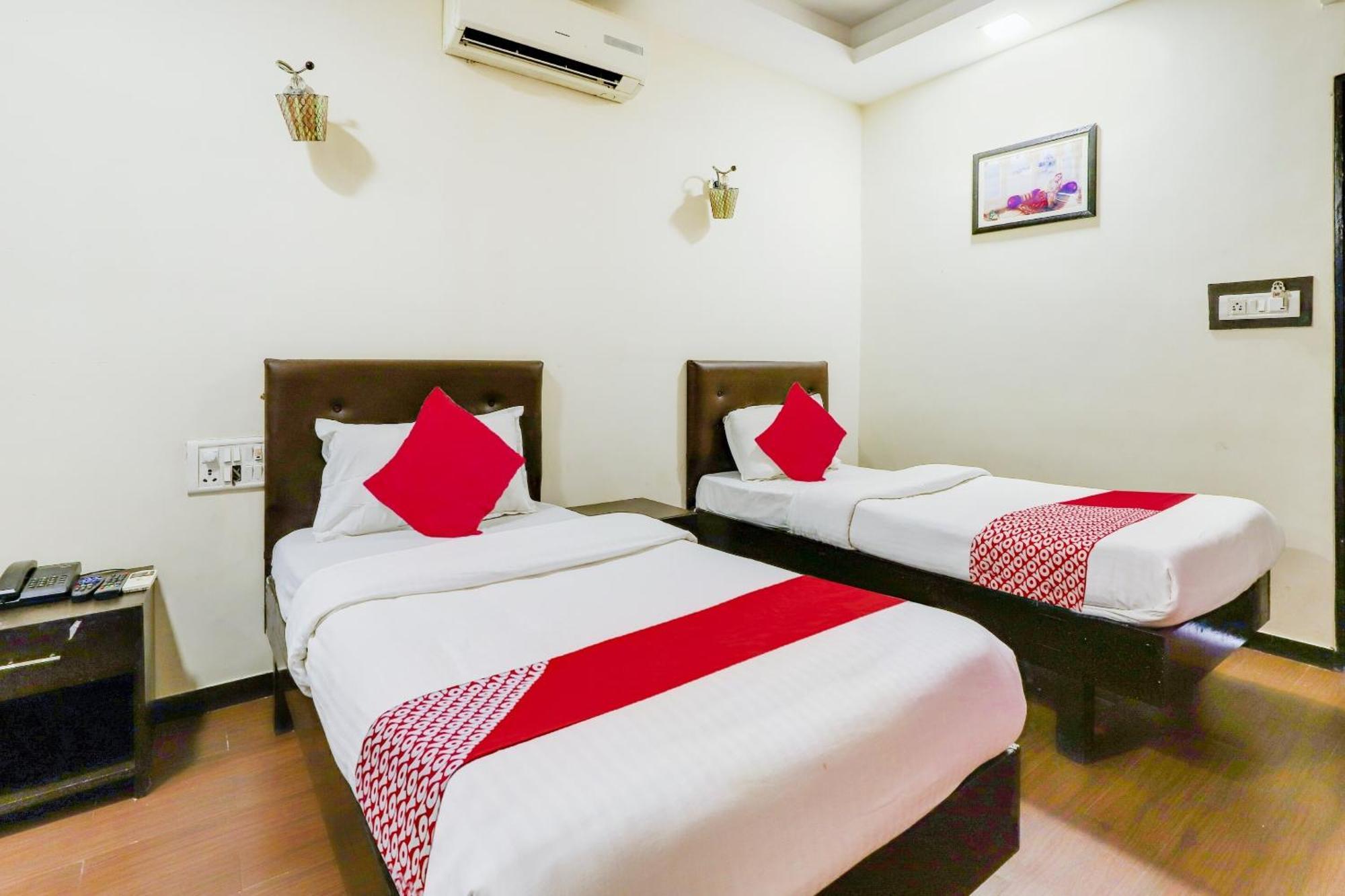 Oyo Hotel Dash Vadodara Ngoại thất bức ảnh