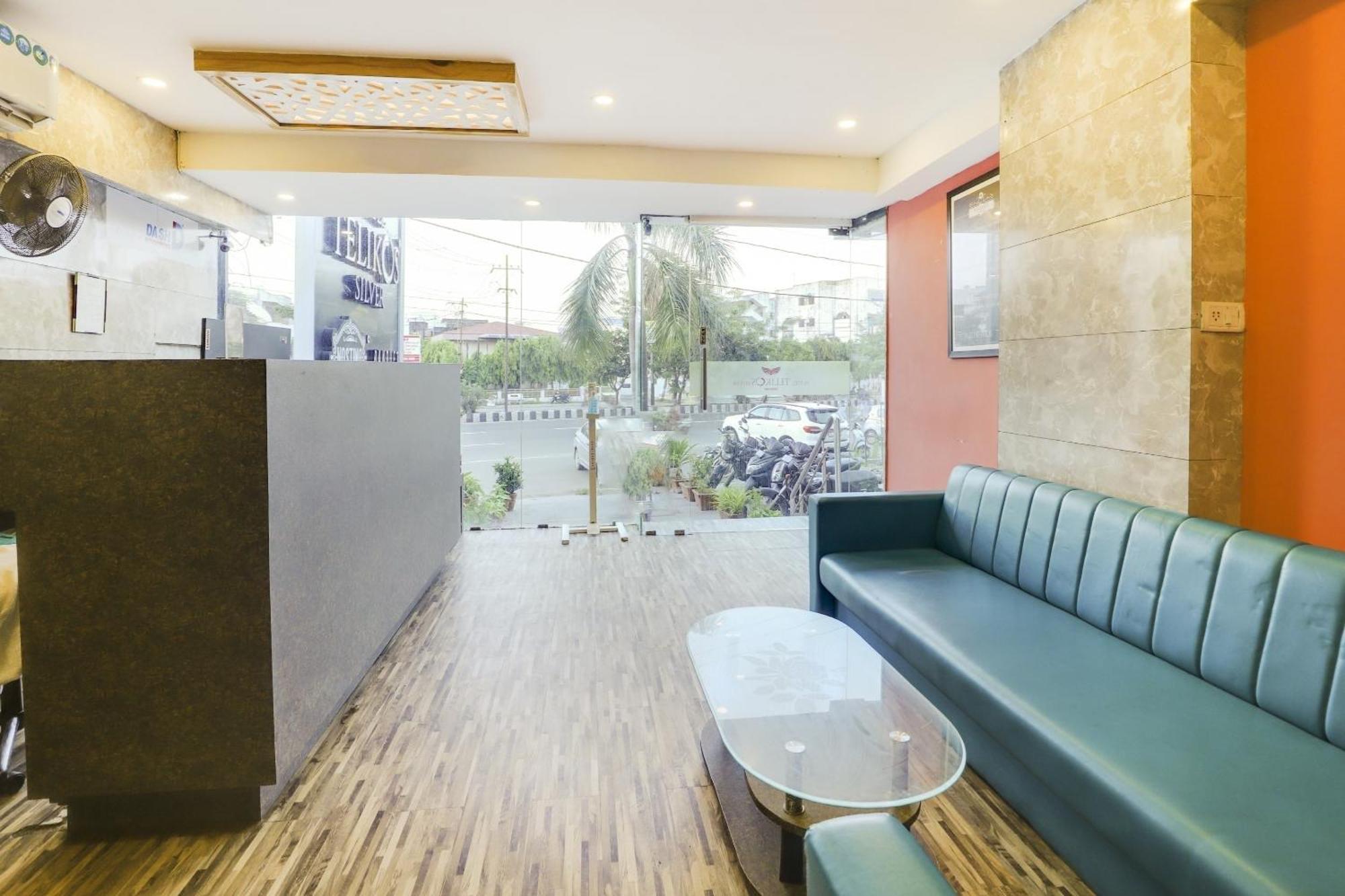 Oyo Hotel Dash Vadodara Ngoại thất bức ảnh