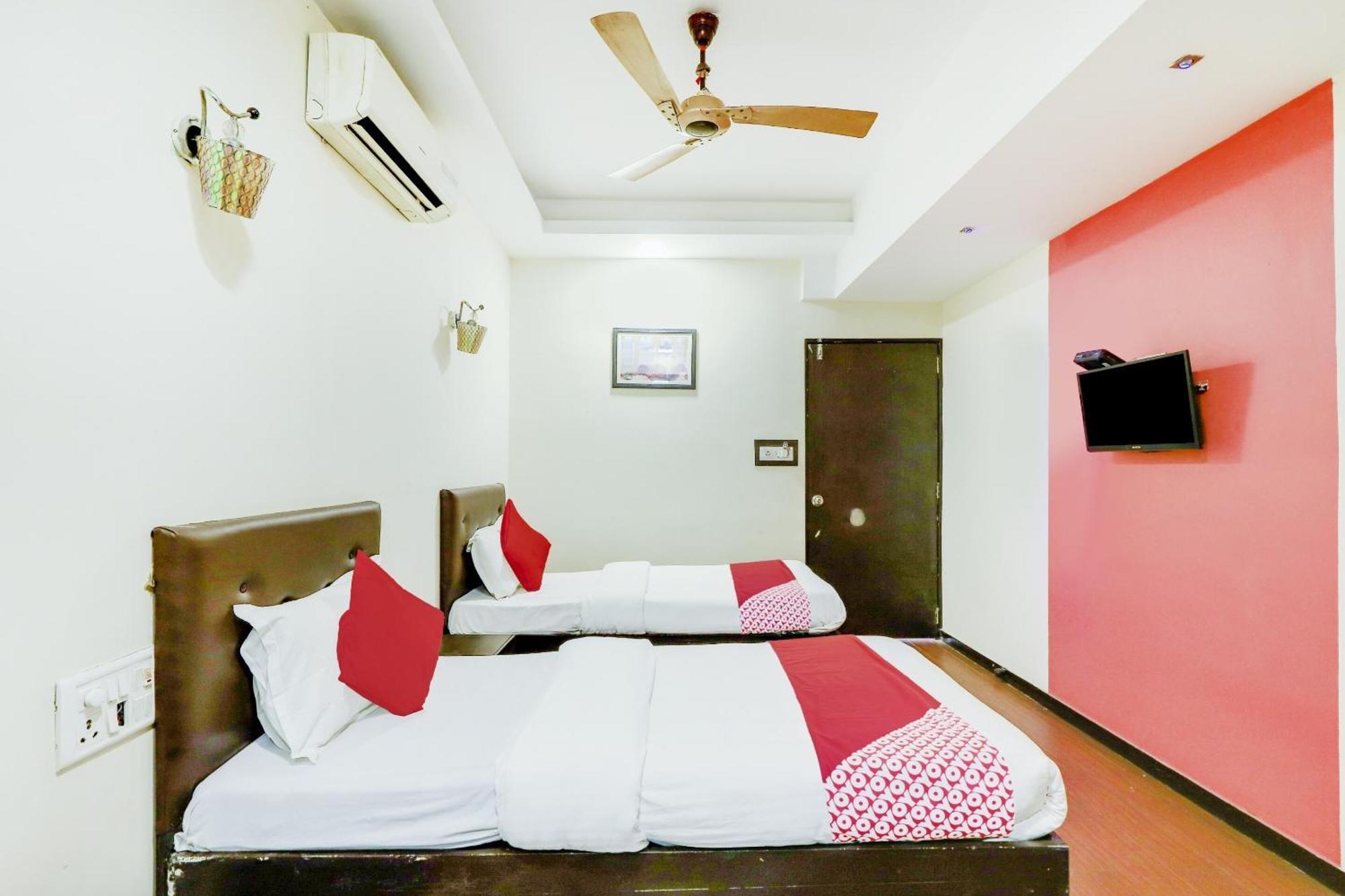 Oyo Hotel Dash Vadodara Ngoại thất bức ảnh