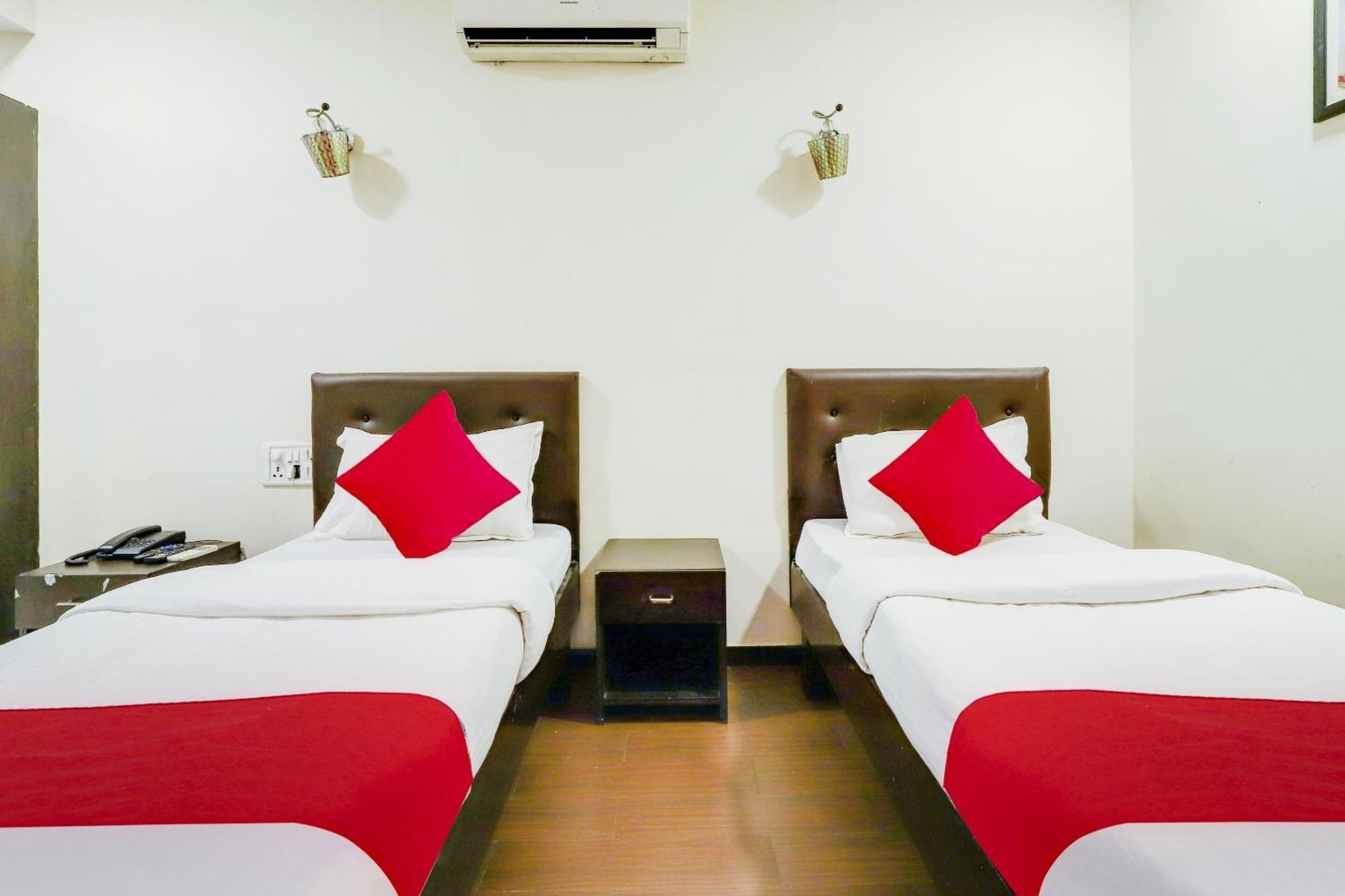 Oyo Hotel Dash Vadodara Ngoại thất bức ảnh